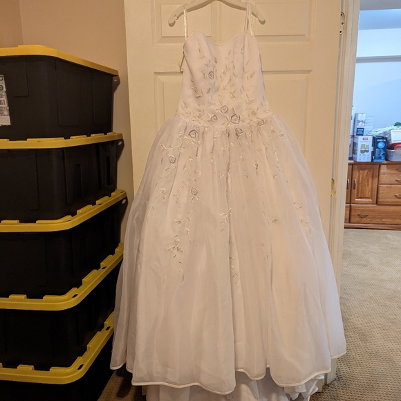 Michaelangelo wedding dress David's bridal t8322 - Picture 10 of 16